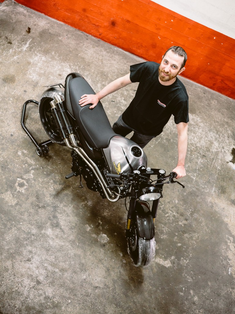 Vue de haut d'Isidore Delgrosso et sa Honda FX650 préparée - Atelier Mécaservices92