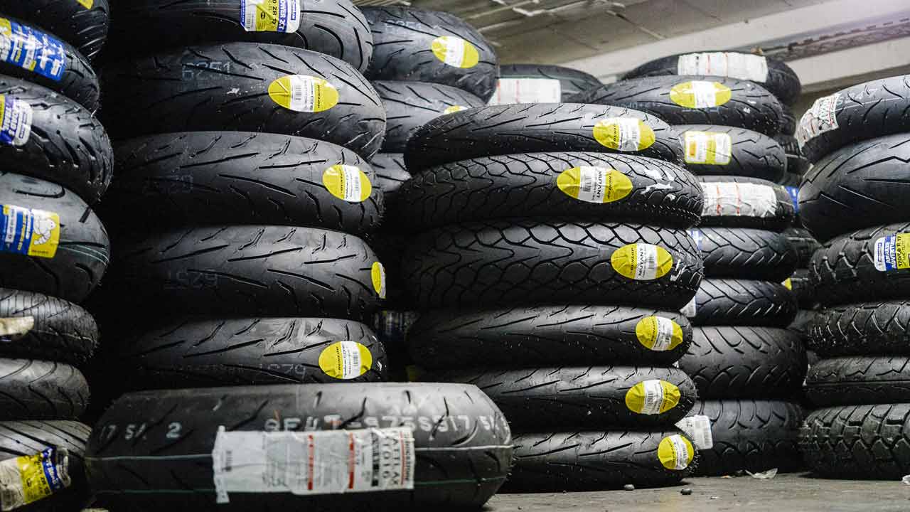 image du stock de pneu